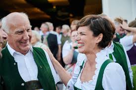 Mars 2017, edsavleggelse som helseminister. Pamela Rendi Wagner Pa Twitter Beim Altausseer Bierempfang Hatte Ich Einen Riesenspass Alles Dabei Bieranstich Dirigieren Und Super Stimmung Toll War Es In Altaussee Gemeinsam Https T Co Dwngi3izny