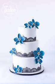 Blaue Orchidee Dreistockige Weisse Hochzeitstorte Mit Schwarzer Essbarer Spitze Und Blauen Zuckerorch Hochzeitstorte Weisse Hochzeitstorte Dreistockige Torte