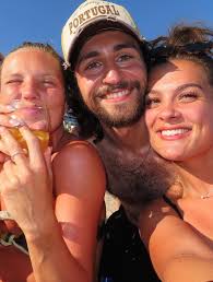 Bunch of beach babes 🏖️