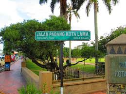 Padang kota terbahagi kepada dua bahagian iaitu padang kota lama dan padang kota baru. Jalan Di Padang Kota Ditutup Sementara