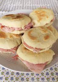 Per la ricetta delle tigelle farcite, lavorate g 250 di farina speciale con il lievito sbriciolato e g 200 di acqua in una ciotola. Ogni Riccio Un Pasticcio Blog Di Cucina Tigelle Velocissime Senza Tigelliera