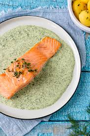 Den lachs auf 4 tellern verteilen und mit dem bratenfond bzw. Saftig Gebratenes Lachsfilet Mit Gruner Sauce Und Kartoffeln