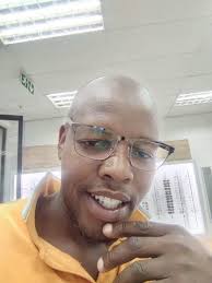 Heading out of Johannesburg to join Philip Hull and his Community Medical  Services team at Van Reneen's pass, I passed a horrible looking scrap metal  truck parked alongside the N3. I turned