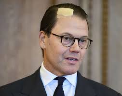 Därför har prins Daniel ett plåster i pannan: "Ingrepp"