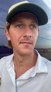 Banjo Beat Brings Girls to the Bar