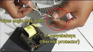 Misalnya sobat sedang memperbaiki sebuah kipas angin, yang diharuskan penggantian kapasitor, maka, cara terbaik untuk mengecek kapasitor yang mau jadi penggantinya tersebut adalah dengan menghubungkannya langsung pada tempat bekas sambungan kapasitor tersebut. Cara Diagnosa Kerusakan Komponen Kipas Angin Cara Memperbaiki Kipas Angin Mati Youtube