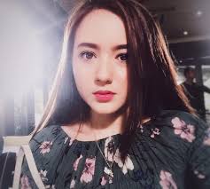 Mereka dikenal karena mukanya bertekstur, alisnya yang kecoklatan serta kulit kuning langsat yang mulus. Para Pria Pasti Takjub Melihat Kecantikan Hannah Delisha Artis Cantik Malaysia Liat Aja