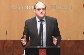 El portavoz adjunto del psoe en la asamblea de madrid, juan lobato, ha dicho que las contrataciones para educación por la comunidad de madrid es un bulo en toda regla y hacerse trampas al solitario ya que en 2020 se contrataron 7.000 docentes mas los 1.000 de apoyo covid, y ahora la cifra se reduce a 3.000. Comunidad De Madrid El Psoe De Madrid En La Encrucijada No Encuentra Como Frenar Los Dislates De Ayuso Publico