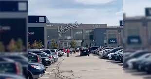 Den kanadensiska supermodellen coco rocha frontar den nya höstkampanjen för torontos luxe yorkdale shopping center. Mfglzvereijunm