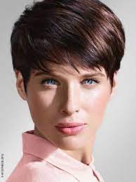 Pour l été 2020 bien sûr les coiffures pour homme vont vers les cheveux très courts mais aussi vers une tendance des cheveux. Coupe Courte 2018 Les Plus Belles Coiffures Courtes De La Rentree Modele Coiffure Courte Coupe Courte Effilee Cheveux Courts