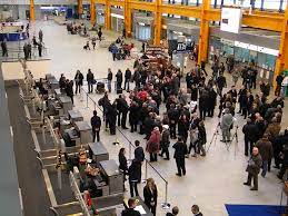 De la cluj napoca aeroport la cluj napoca circulă 8 autobuze cu plecare din stațiile aeroport avram iancu cluj. Pasagerii AjunÈi Pe Aeroportul Cluj Din FranÈa Èi Germania Au FÄcut Scandal Pentru CÄ Sunt DuÈi In CarantinÄ Stiri De Cluj