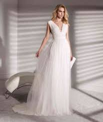 Absolument magnifique robe de mariée en satin de mousseline de soie de style empire avec superposition de dentelle , orné de fleurs fabriqués à la main en ivoire et de pêche. 210 Idees De Mariees Style Grec En 2021 Robe De Mariee Marie Robe De Mariage