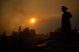 Sobre las nueve de la noche comenzaba arder una de las casas de madera y el fuego se extendía a otra. Yatstqpsrdmrnm
