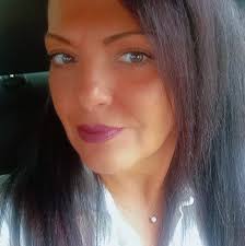 A Castelsardo una fiaccolata per Cinzia Pinna, il parroco: «Un momento di  profondo dolore» Il paese si stringe intorno alla famiglia della ragazza  uccisa ad Arzachena