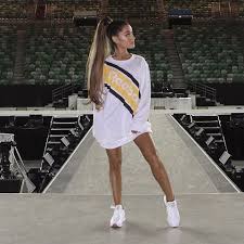 Ariana grande is an american singer, songwriter, and actress who has emerged as one of the most successful music artists of her time and has transformed from ingénue to independent female artist. included in time's 100 most influential people in the world list in both 2016 and 2019, the celebrated musician has won at least a grammy award, a brit award, 2 billboard music awards. Musiker Kooperation Ariana Grande Wirbt Fur Reebok