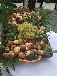 Les Cepes Arrivent A La Carte De Chez Francoise Restaurantparis Chezfrancoise Champignons Cepes Restaurant Paris07 Marktplatz