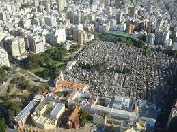 El cementerio de la recoleta se encuentra ubicado en el exclusivo barrio de la recoleta, que debe su nombre a que allí se hallaba el convento de los monjes recoletos, al que también pertenecía la vecina basílica nuestra señora del pilar (en la antigua huerta de los monjes se construyó el cementerio). Vista Aerea Cementerio De La Recoleta Boat Trips Places To See Paris Skyline