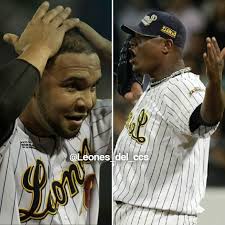 El Capitán" Álex González y "Bola 8" Juan Carlos Gutiérrez consternados por  el cambio reciente de Ramón Cabrera por parte de la directiva de los Leones  del Caracas. Álex González: "Se la