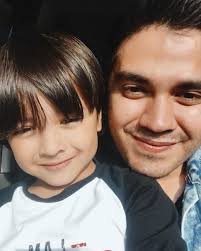 10 Potret Kedekatan Bryan Mckenzie Dan Anak Ayah Idaman