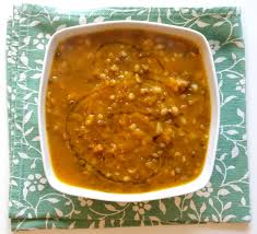 Stiamo parlando sempre del mio amato orzo, stavolta lo preparo con le zucchine! Zuppa Con Orzo Lenticchie Zucca E Rosmarino