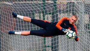His arrival cleared the way for chilean goalkeeper claudio bravo to leave. Transfer News Barcelona On The Hunt For New No 2 Goalkeeper As Jasper Cillessen Is Set To Move On Sport360 News