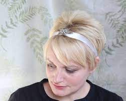 Diy Ribbon Headband Hot Glue Or Sew A Piece Of Ribbon Around A Hair Elastic Then Pin A Brooch In The Center Headbands For Short Hair Short Hair Styles Natural