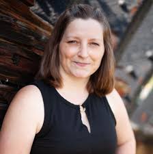 Who is a good art appraiser in Winnipeg or surrounding areas?