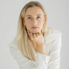 Stephanie Wickham's Instagram, Twitter & Facebook