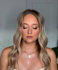 Hi everyone, I'm Savannah, the owner of Faced Artistry! 🫶🏼 I'm a  traveling bridal hair and makeup artist based in Bend, OR and am currently  booking weddings for 2025! I specialize in