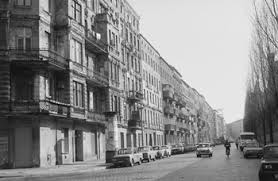 Lies dir die vier wohnungsanzeigen und die fragen zu den wohnungen durch. Ddr Wohnungspolitik Alle Ressourcen In Den Neubau Berliner Mieterverein E V