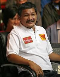 Gambling from a young age, reyes played three cushion billiards in the 1960s and 1970s. Efren Bata Reyes Thextraordinary