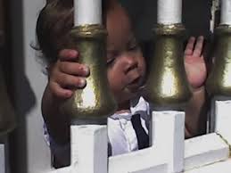 Não parece o William como se estivesse rezando uma missa?