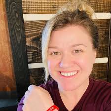 The kelly clarkson show host's monthly payments to her estranged husband total $195,601, which comes out to $2.34 million over a year. Do You Know Kelly Clarkson Has Stopped Wearing Makeup In Lockdown Omg Why Iwmbuzz