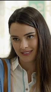 Pablo sbircia dalla porta aperta di Habiba e vede le ferite che la donna ha  sulla schiena