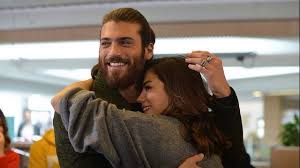 Erkenci kuş adlı dizide ilişkileri başlayan can yaman ve demet özdemir çiftinin bir kavga sonrası ayrıldıkları iddia edilmişti. Can Yaman Ve Demet Ozdemir Kamera Arkasi Cute Couples Photos Song Artists Cute Love Couple