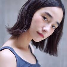 前髪なしの 外ハネbob あごラインに添いながら 毛先はあご下で外に逃げていく バックのフォルムに自然なくびれをもたらす 小顔効果 首細効果 hair make photo by me 外ハネボブ 黒髪ボブ サロンモデル 美髪 黒髪 ボブ 前髪なし ヘア