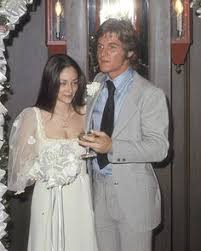 La sposa icona all'epoca fu lady diana, col suo abito che ha fatto epoca, seguita da un'acerba un'altra immagine che che vogliamo regalarvi è quella di una giovanissima madonna: 240 Idee Su Sposa Anni 70 Nel 2021 Sposa Anni 70 Abiti Di Matrimonio Vintage