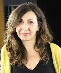 Áurea Martínez Fresno. Inicia en 1989 como ayudante de dirección para  televisión. En 1991 crea junto a Félix Zapatero su primera productora  Chomón Cinematógrafos, generando numerosos documentales. En 1998 se  traslada a