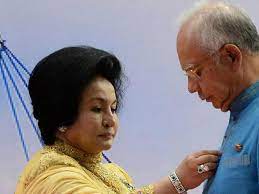 Suapan itu didakwa diterima menerusi bekas pembantu rosmah, datuk rizal mansor sebagai upah membantu jepak holdings mendapatkan projek bersepadu sistem solar photovoltaic (pv) hibrid serta penyelenggaraan dan operasi genset/diesel bagi 369 sekolah luar bandar sarawak, bernilai rm1.25 bilion secara rundingan terus daripada kementerian pendidikan. Klaim Dokter Menguak 5 Prosedur Bedah Kosmetik Rosmah Mansor Global Liputan6 Com