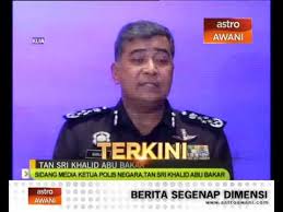 Ca igp, khalid este cunoscut pentru utilizarea sa extinsă de twitter pentru comunicarea publică, inclusiv prin emiterea de avertismente informale prin twitter către publicul din malaezia. Igp Tan Sri Khalid Abu Bakar Press Conference On Day 4 3 00pm 11 03 2014 Youtube