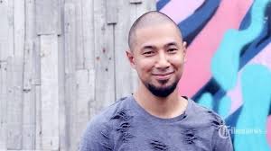 Dalam diri marcell mengalir darah campuran batak, ambon dan jawa. 6fmcqykh Pwyjm