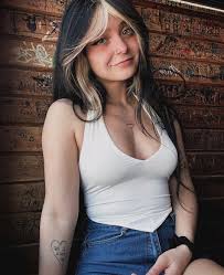 Linksgroupie - Free pics, galleries & more at Babepedia