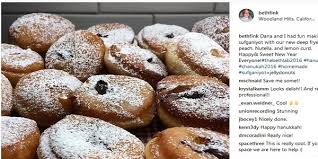 Garis putih di sisi donat. Https Lifestyle Okezone Com Read 2017 11 15 298 1814500 Eits Donat Tidak Melulu Berlubang Loh Ini Donat Unik Dari Berbagai Negara