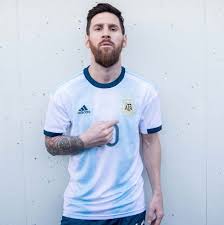 莱奥·梅西 （leo messi），正式名 利昂内尔·梅西 （lionel messi），全名 利昂内尔·安德烈斯·梅西·库西蒂尼 （lionel andrés messi cuccitini），1987年6月24日出生于阿根廷 圣菲省 罗萨里奥 ，阿根廷足球运动员，司职前锋，效力于西甲 巴塞罗那足球俱乐部 ，亦担任球队队长。. è¯•è¯•æ–°è¡£æœ æ¢…è¥¿ç§€é˜¿æ ¹å»·å›½å®¶é˜Ÿæ–°çƒè¡£ è™Žæ‰'å›½é™…è¶³çƒæ–°é—»