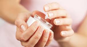 Diy 2 Recettes De Cosmetiques Fait Maison Pour Prendre Soin De Vos Mains Meurtries Par Les Agressions De Creme Hydratante Naturelle Cosmetique Ongles Forts