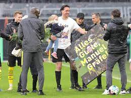 Manuel gräfe (born 21 september 1973) is a german football referee who is based in berlin.1 he referees for hertha 03 zehlendorf of the berlin football. Bundesliga Bvb Star Haaland Verabschiedet Grafe Mit Trikottausch