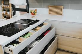 Una de ellas es colocar armarios pegados de la pared hasta el techo o hasta una altura considerable, allí podrás organizar todos tus implementos de cocina y vajillas. Cocinas Modernas Blancas Y Madera Teppanyaky