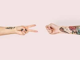 Außerdem solltest du dein tattoo wenigstens in der ersten woche nicht direkt unter den wasserstrahl halten, während du den rest. Tattoo Pflege Tipps Fur Ein Frisch Gestochenes Tattoo