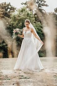 Maybe you would like to learn more about one of these? Larissasydekumphotography Portrat Der Braut In Ihrem Hochzeitskleid Mit Langem Schleier Naturliche Brautpaarfotos Am Hoc Hochzeitskleid Brautkleid Braut