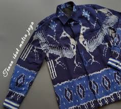 Kain tenun doby yang biasa disebut juga sebagai kain tenun timbul pada dasarnya termasuk ke kain mori primissima dapat ditemukan dengan merek dagang kereta kencana, crown, bendera. Kemeja Batik Tenun Kencana 45 Model Kemeja Pria Kombinasi Tenun Yang Populer